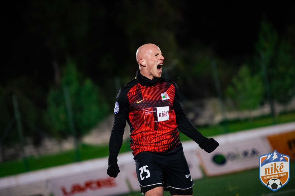 Emil Haladej v drese Papalalulu Bratislava počas zápasu Niké Superligy