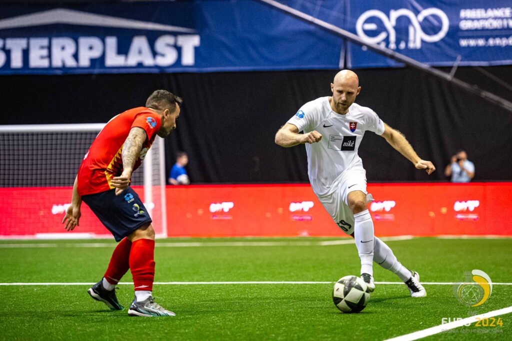 Martin Jurkemik v drese SR reprezentácie v malom futbale na EMF Euro 2024 proti Španielsku
