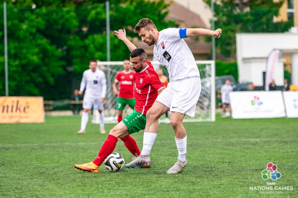 Kapitán slovenskej reprezentácie Jaroslav Repa v súboji v zápase EMF Nations Games v Galante proti Bulharsku.