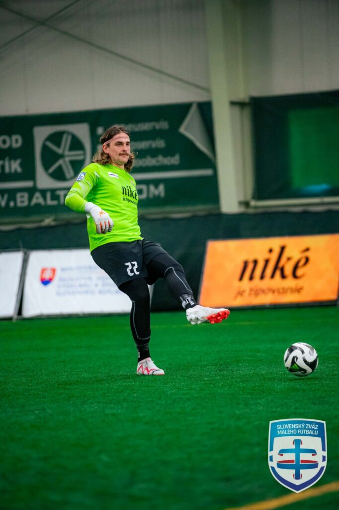 Tomáš Dráb v drese SR reprezentácie v malom futbale v prípravnom zápase proti Česku