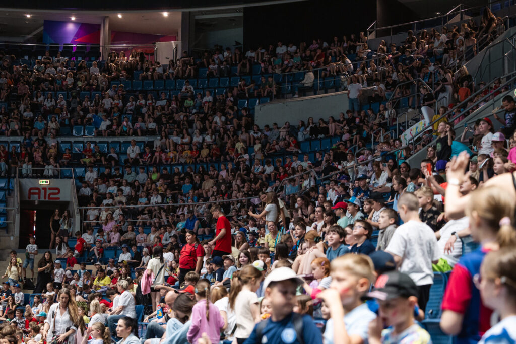 Slovenskí reprezentanti deň pred svojím vstupom do majstrovstiev Európy v Bratislave (27. mája – 4. júna) odohrali modelovaný tréningový zápas modrých proti bielym z interných personálnych zdrojov už v kompletne pripravenej TIPOS Aréne Zimného štadióna Ondreja Nepelu.